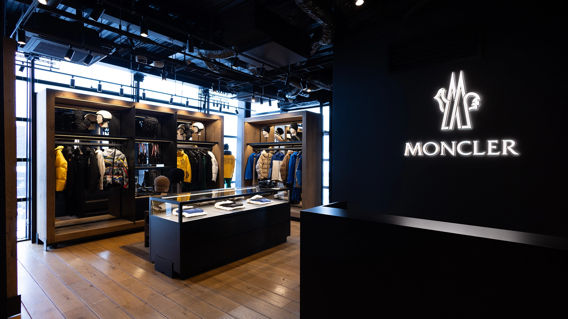 moncler.webp moncler.webp